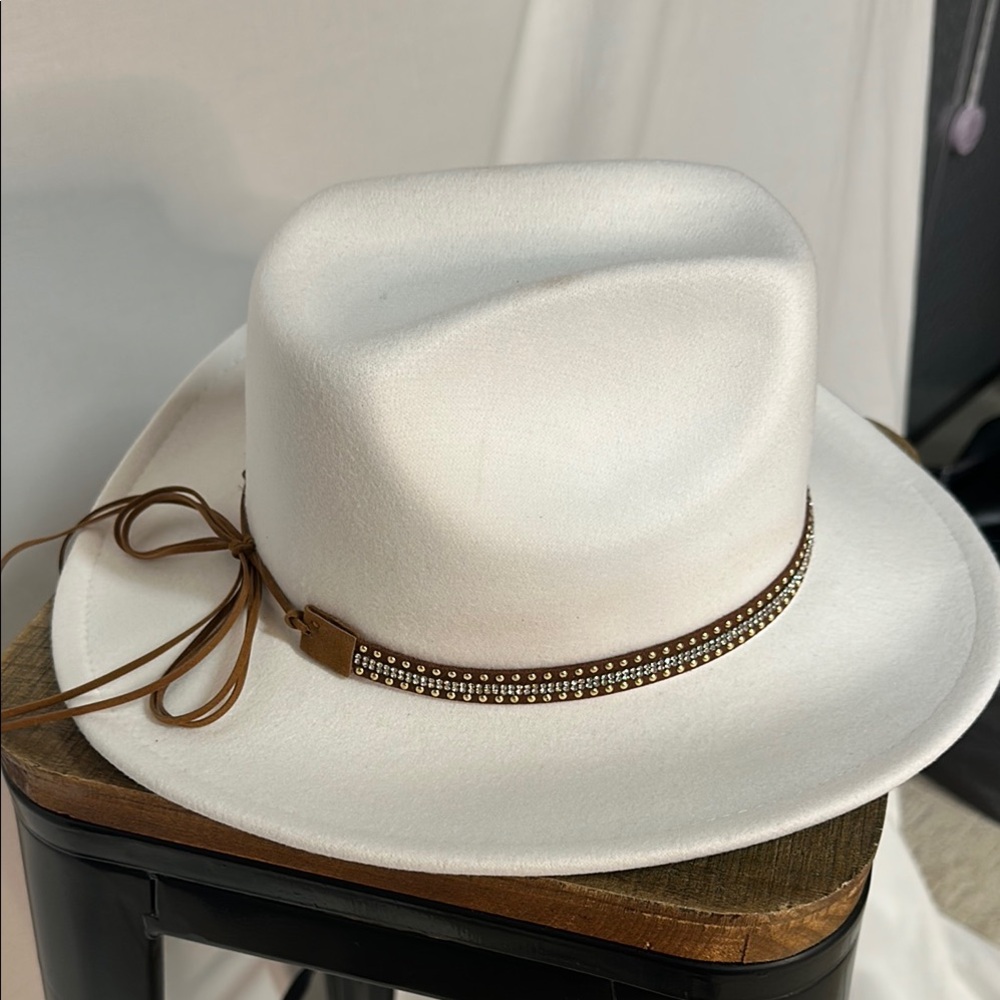 Elegant White cowboy hat with rhinestone’ and leather trim Accents